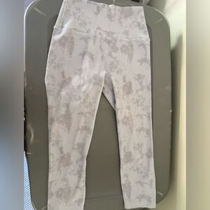 Women’s born primitive Tie-Dye Ribbed shin length Leggings - white/ light gray